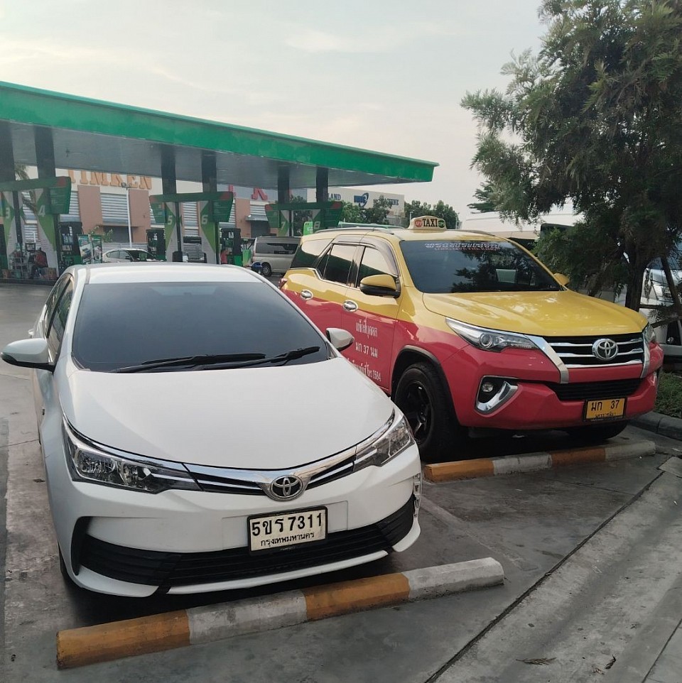 บริการรถเหมารับส่งสนามบินเดินทางข้ามจังหวัด 24 ชั่วโมงฝนไปสอบถาม 063-663-3186